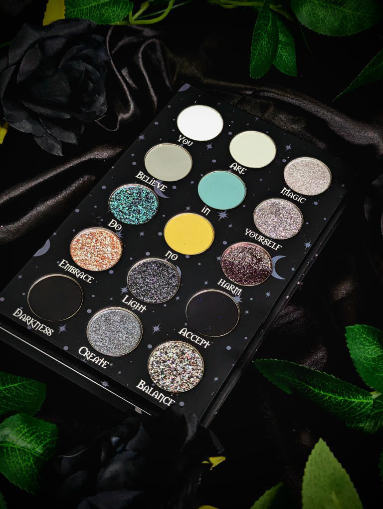 GRIMOIRE(グリモア) 15枚セット Grimoire of the Grey Witch Eyeshadow Palette | Multichrome Gothic