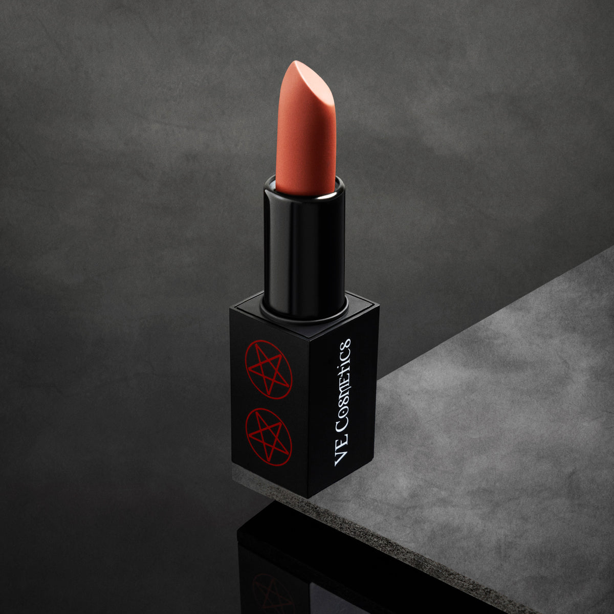 Bewitching Bullet Lipstick – Farbton Anthophile (Gedämpftes Pfirsichbraun)