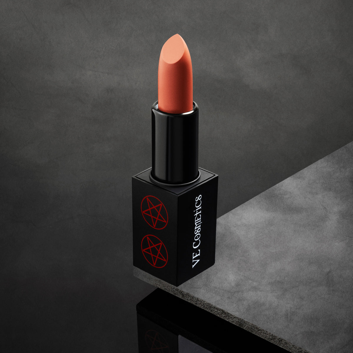 Bewitching Bullet Lipstick - Farbe Enchanted (Helles Pfirsich-Beige)